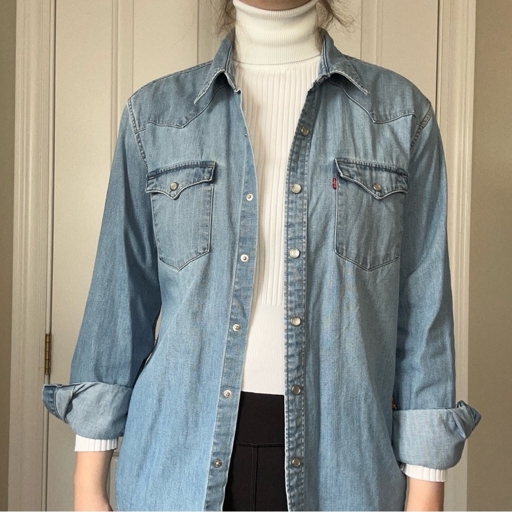 Levi’s Iconic Western Denim Shirt - Picture 3 of 10